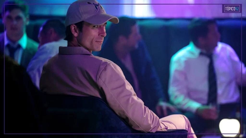 Glenn Powell interpreta Becket Redfellow em cena do filme Manual Prático da Vingança Lucrativa, sátira da A24 sobre ambição e vingança