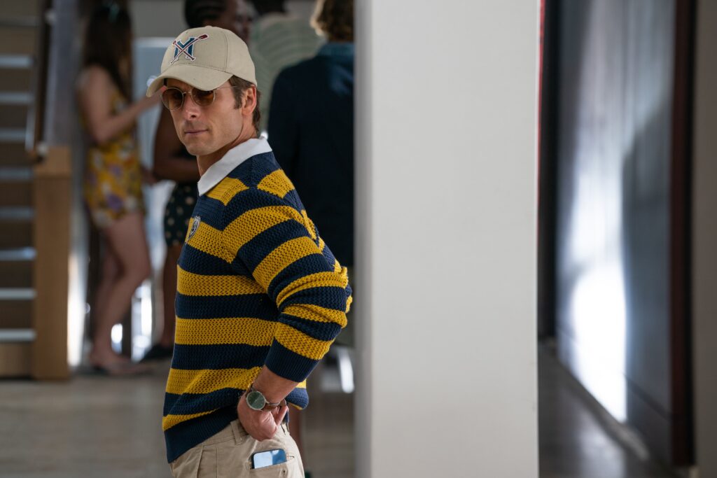 Glenn Powell como Becket Redfellow em cena de Manual Prático da Vingança Lucrativa, filme da A24 dirigido por John Patton Ford