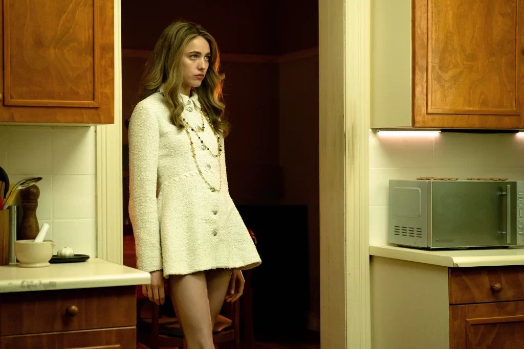 Margaret Qualley interpreta Julia em cena de Manual Prático da Vingança Lucrativa, sátira da A24 sobre poder, ambição e herança