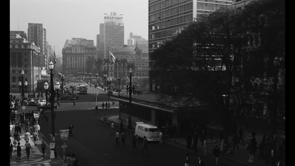Vista do centro de São Paulo nos anos 1960 em cena de São Paulo Sociedade Anônima, marco do cinema moderno brasileiro