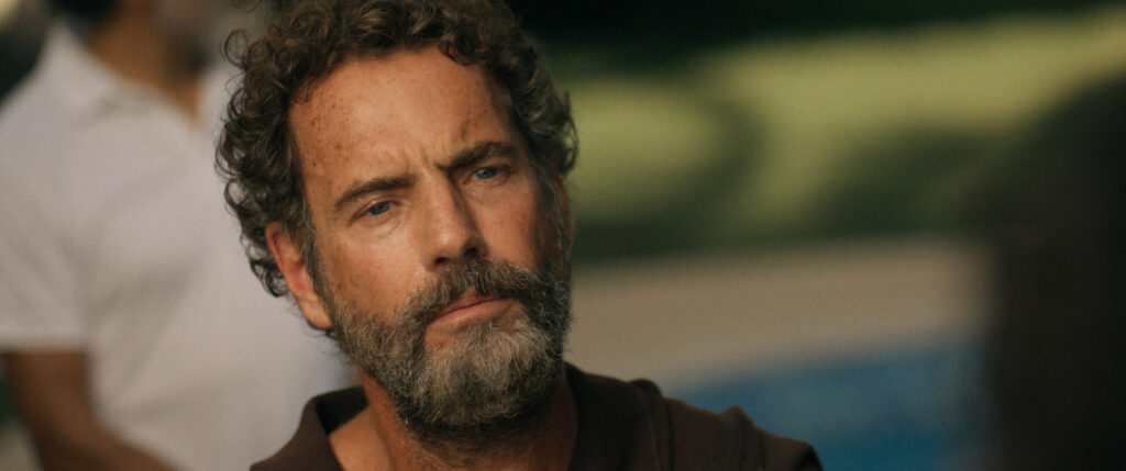 Close de personagem em Zafari evidencia tensão psicológica durante crise de recursos.