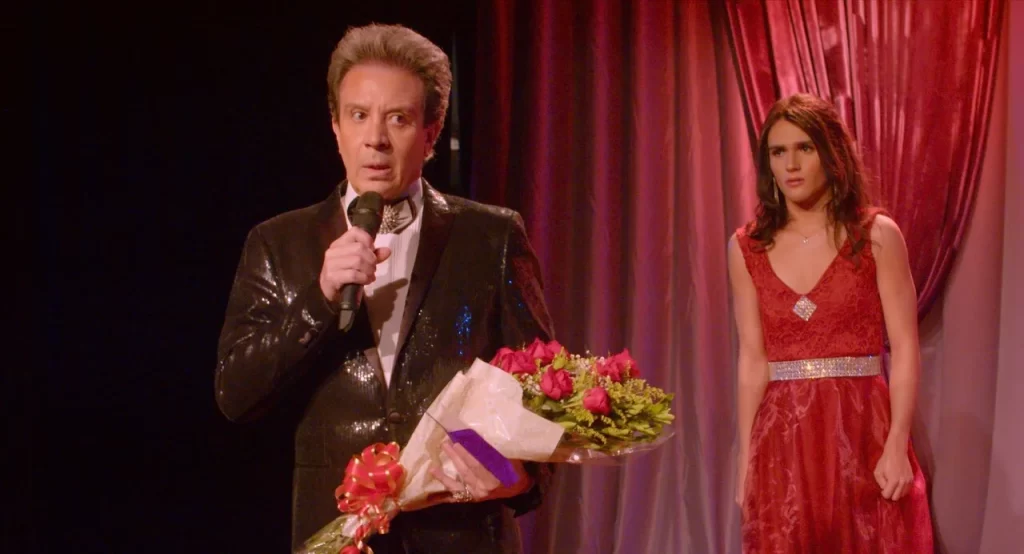 a-A Miss – concurso de beleza no filme de Daniel Porto-filme-concurso-beleza-palco Cena de A Miss mostra concurso de beleza em palco com apresentador e participante durante evento de miss.