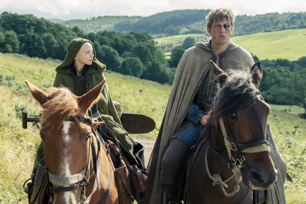 Cena de O Cavaleiro dos Sete Reinos mostra Dunk e Egg montados a cavalo durante jornada por Westeros.