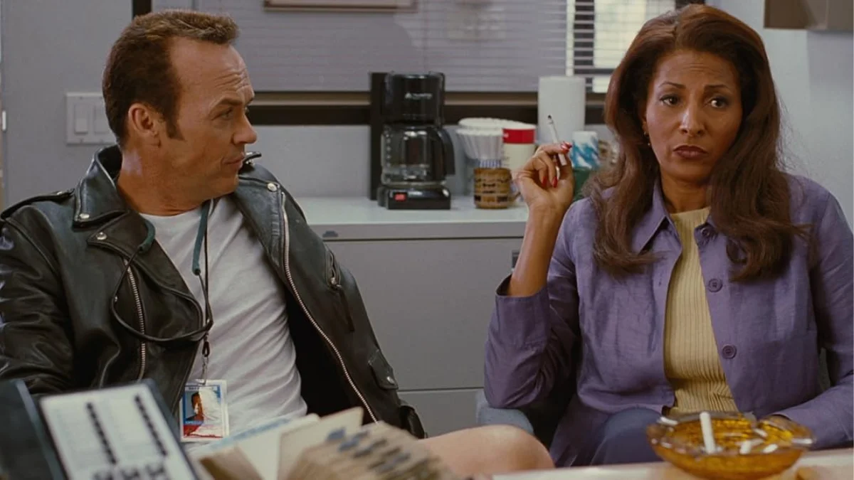 Jackie Brown interpretada por Pam Grier conversa com agente vivido por Michael Keaton em cena do filme