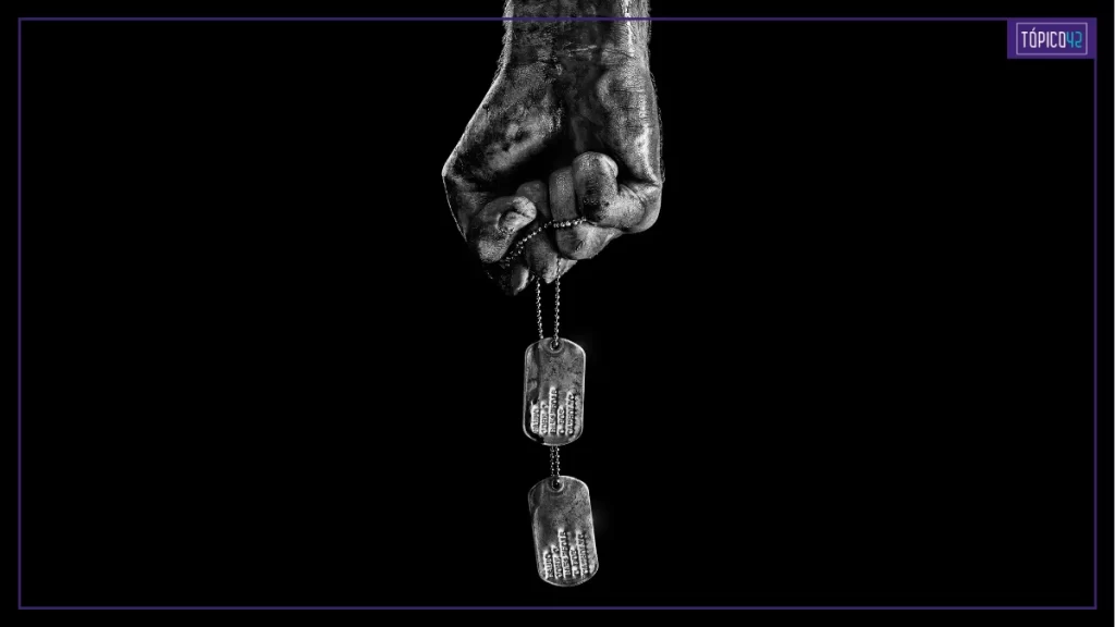 Imagem impactante com dog tags militares representando o passado de John Rambo no novo filme