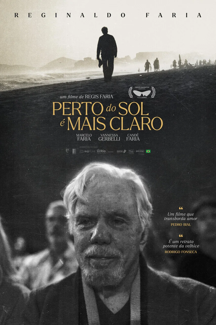 Cartaz do filme Perto do Sol é Mais Claro com Reginaldo Faria em cena na praia