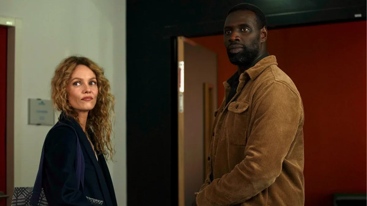 Élodie Bouchez e Omar Sy em cena do filme Fora de Controle