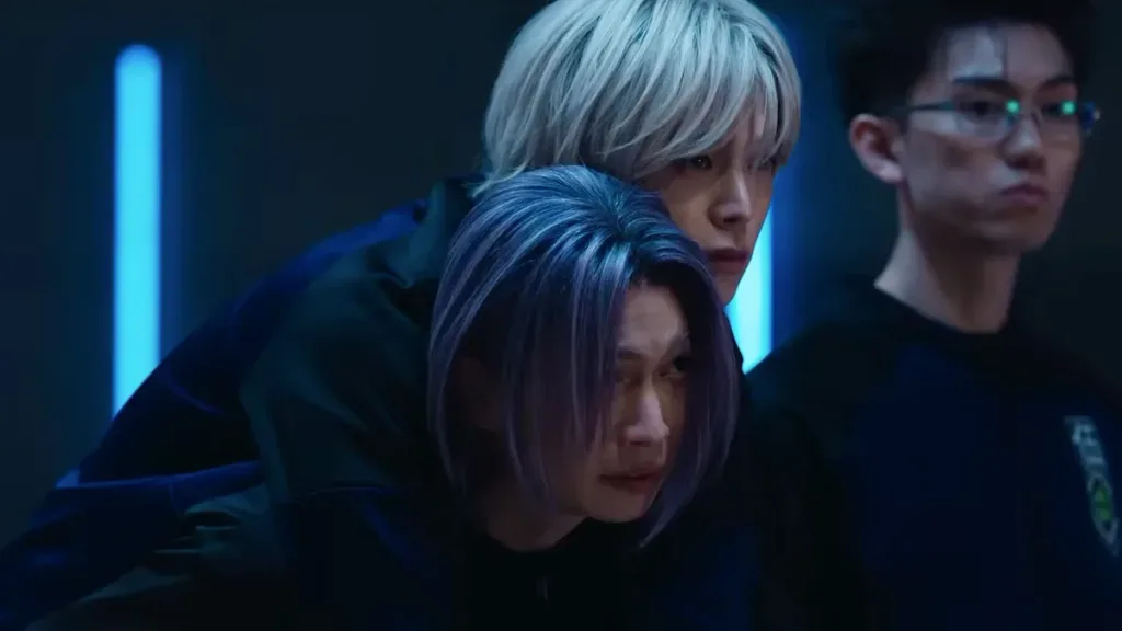 Jinpachi Ego observa Yoichi Isagi e Hyoma Chigiri durante uma cena do filme live-action de Blue Lock.