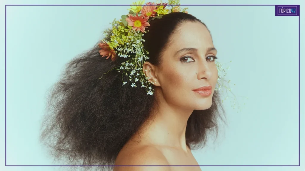 Camila Pitanga caracterizada como Clara Nunes em imagem de divulgação da cinebiografia Clara.