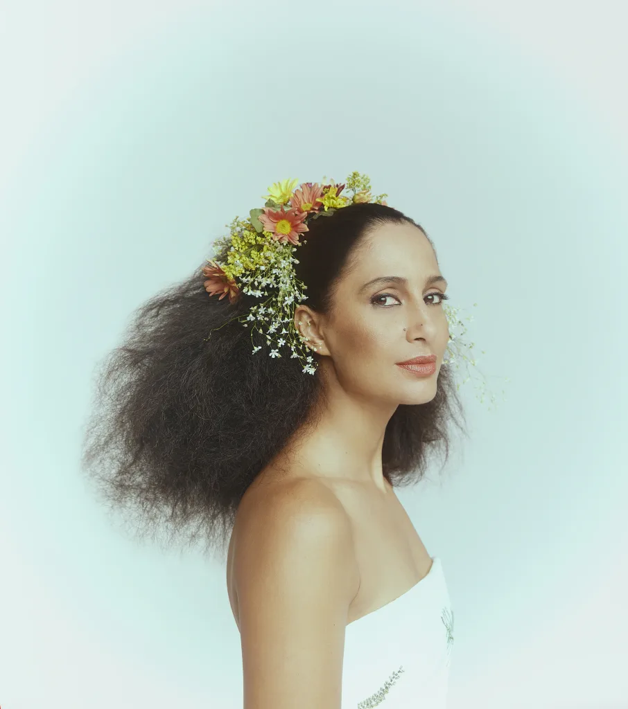 Camila Pitanga caracterizada como Clara Nunes em imagem oficial da cinebiografia Clara, que retratará a trajetória da cantora brasileira nos cinemas.