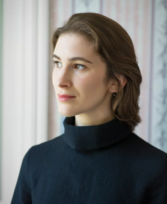 Retrato da escritora britânica Katherine Rundell, autora premiada de literatura infantojuvenil e de Nos Telhados de Paris.