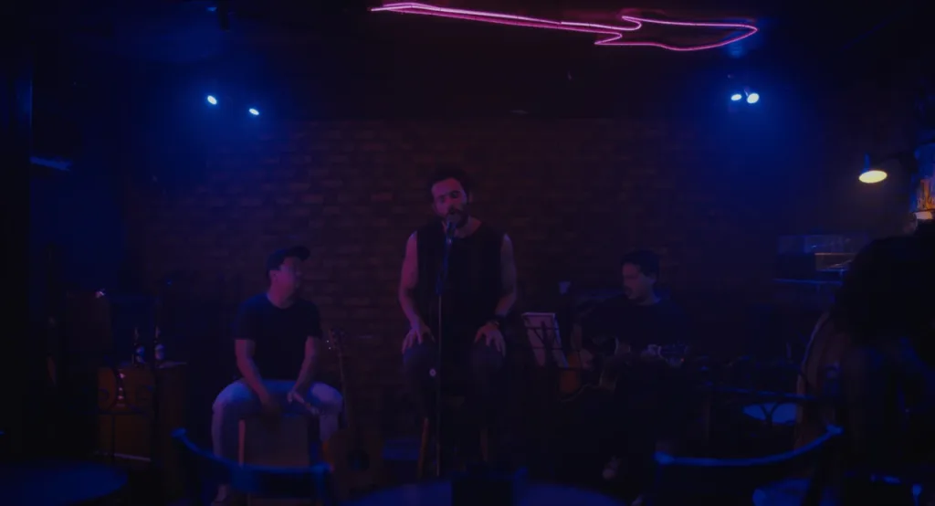 Vicente se apresenta em um pequeno bar durante uma cena do filme Leite em Pó.
