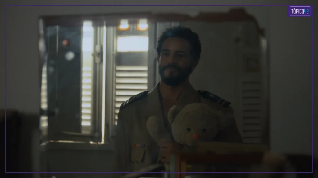 Vicente segura um urso de pelúcia em uma cena dramática do filme Leite em Pó.