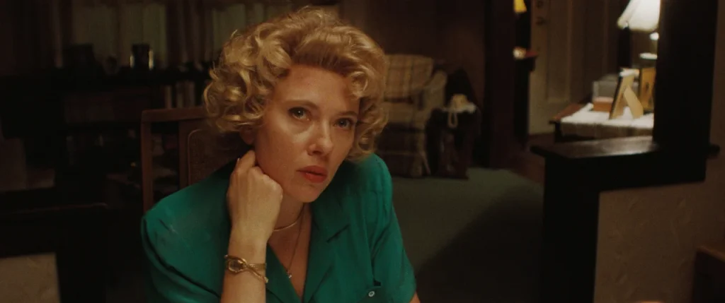 Scarlett Johansson em imagem oficial de Paper Tiger, novo longa de James Gray.